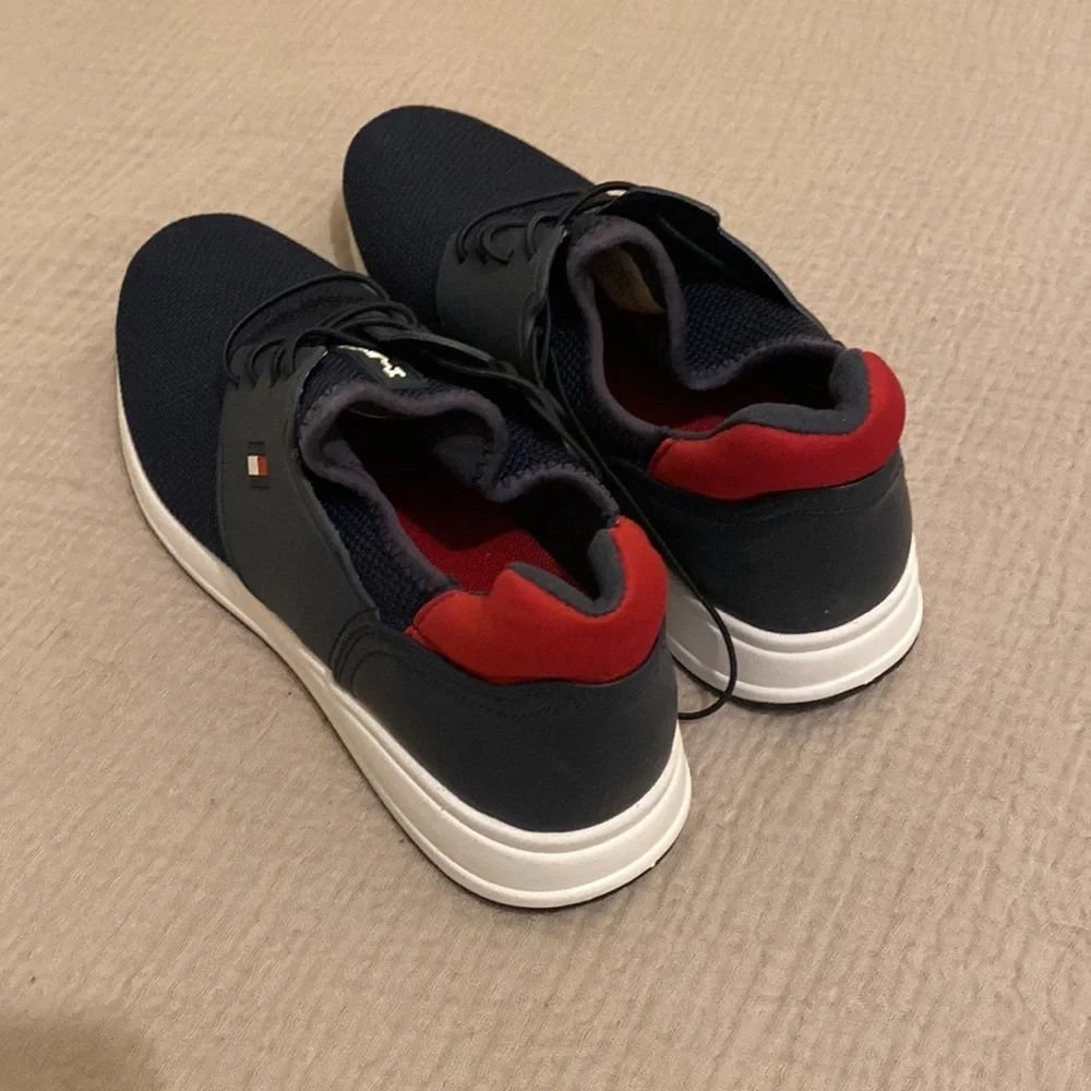 Tommy Hilfiger Navy and Red Sneakers. Size 8 . New. - Picture 9 of 10